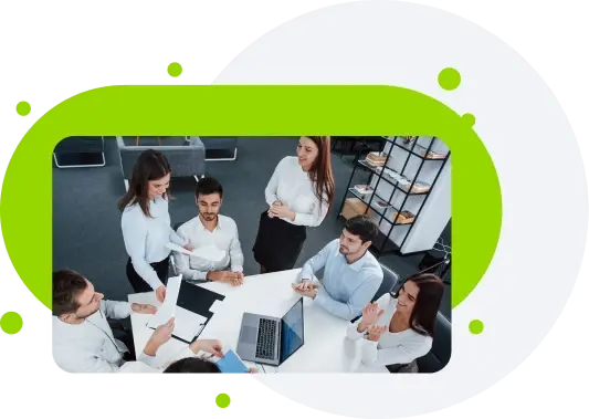 Equipo de trabajo en oficina con laptops, planeando seguros de gastos médicos colectivos.