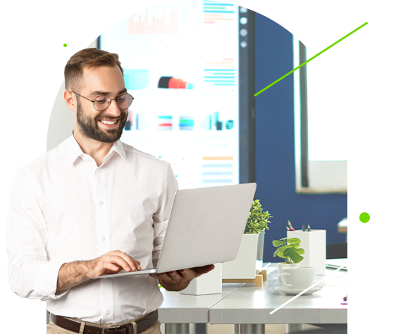 Hombre profesional con lentes y barba trabajando en su laptop.