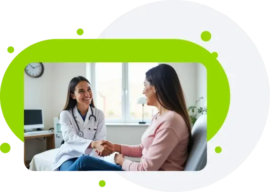 Doctora y paciente dándose la mano en el consultorio.